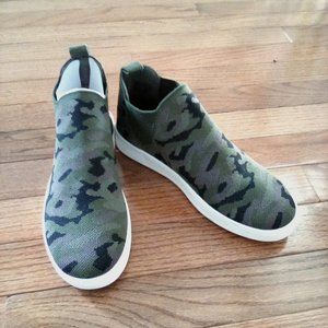 Sonoma camouflage sneaker-boot.  New without tags size 6 mediu